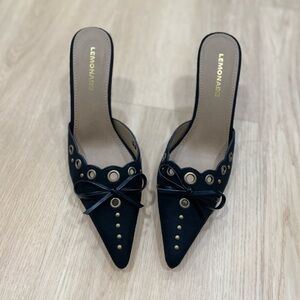 Lemonade Charisma black pointed toe mules with gold grommets and bow size 7